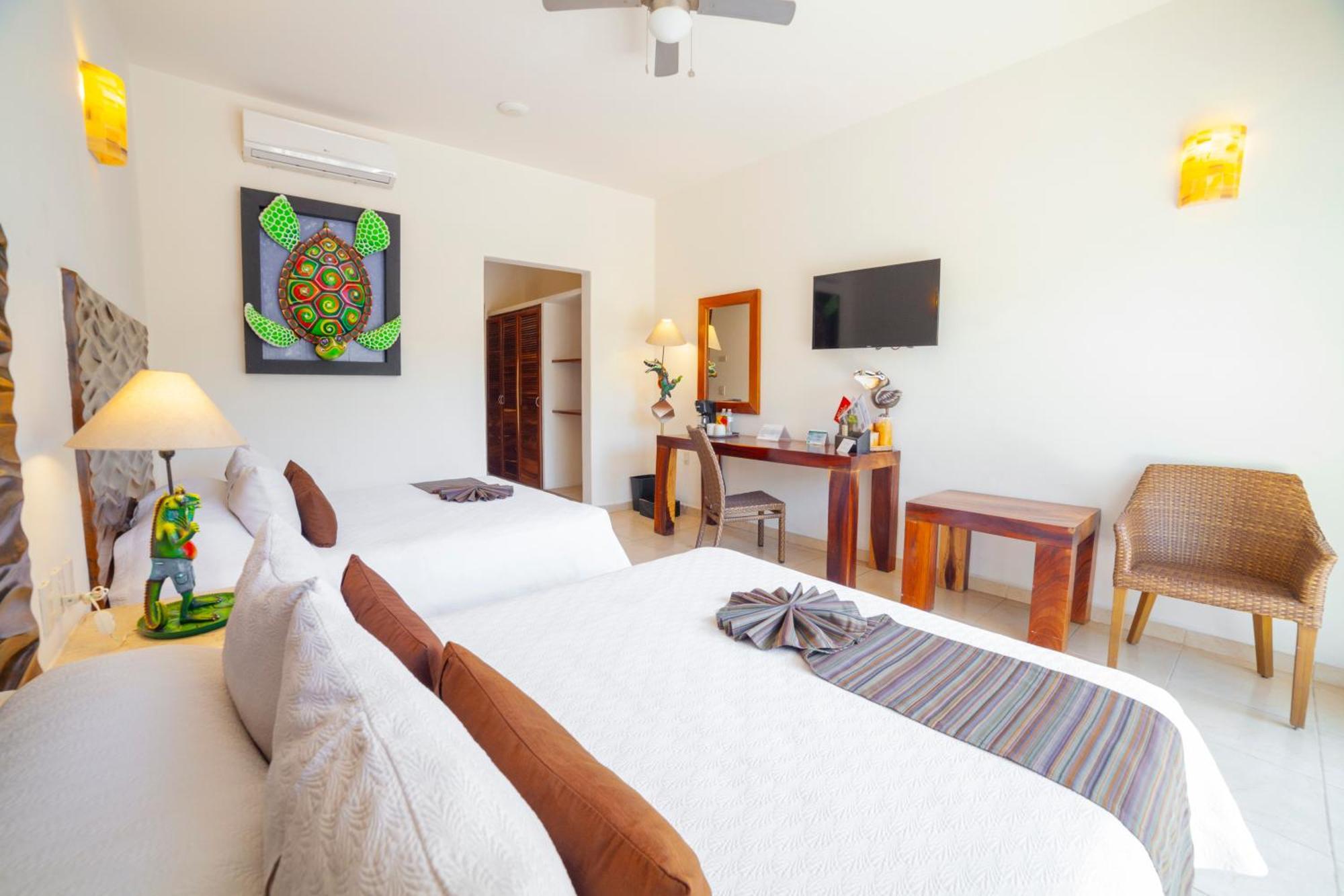 Habitación Doble Estándar con vistas parciales al mar y balcón