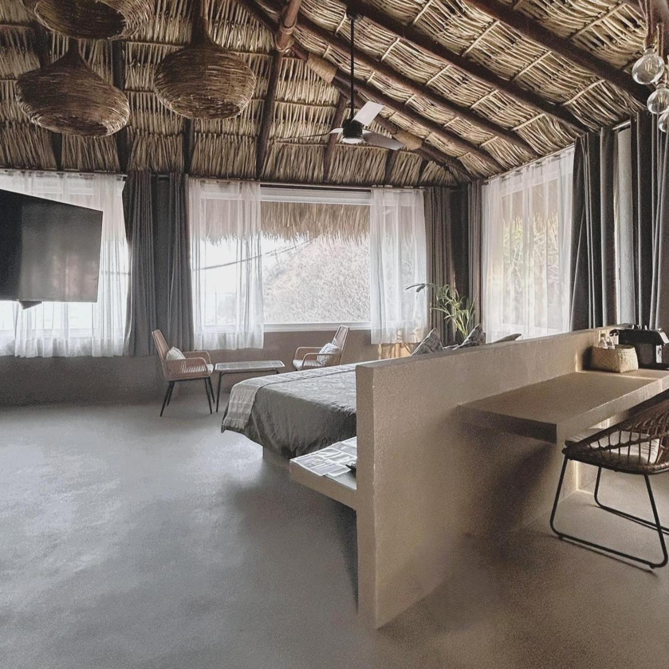 Suite con cama extragrande y vistas al mar